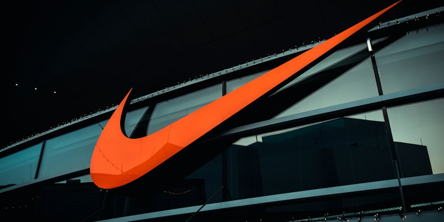 Rappresentazione visiva dell'articolo: Nike, quando l'obiettivo di breve termine falcia la crescita nel lungo termine.
